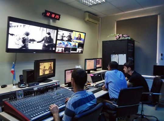 Ve studiu televizní a rádiové stanice GRT